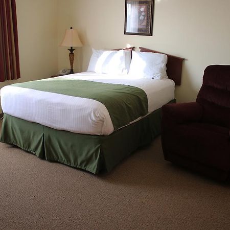The Edgewood Hotel And Suites Fairbury Dış mekan fotoğraf
