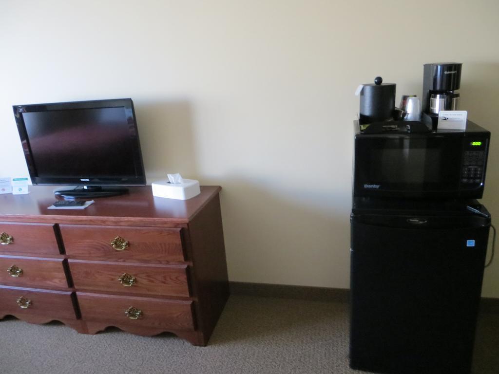 The Edgewood Hotel And Suites Fairbury Dış mekan fotoğraf