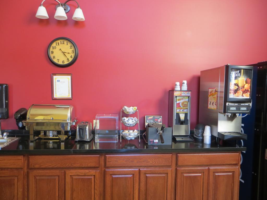 The Edgewood Hotel And Suites Fairbury Dış mekan fotoğraf