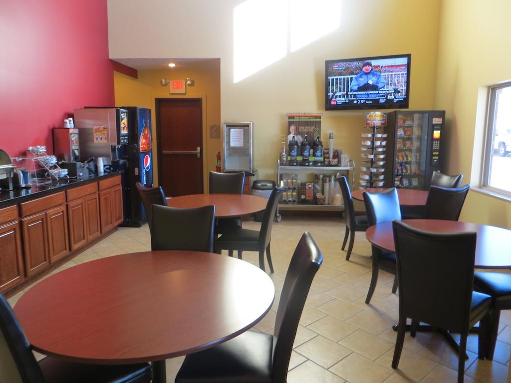 The Edgewood Hotel And Suites Fairbury Dış mekan fotoğraf