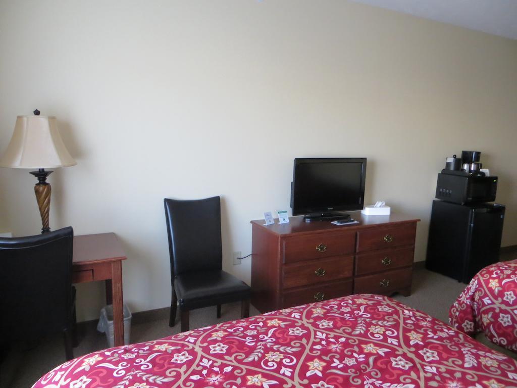 The Edgewood Hotel And Suites Fairbury Oda fotoğraf