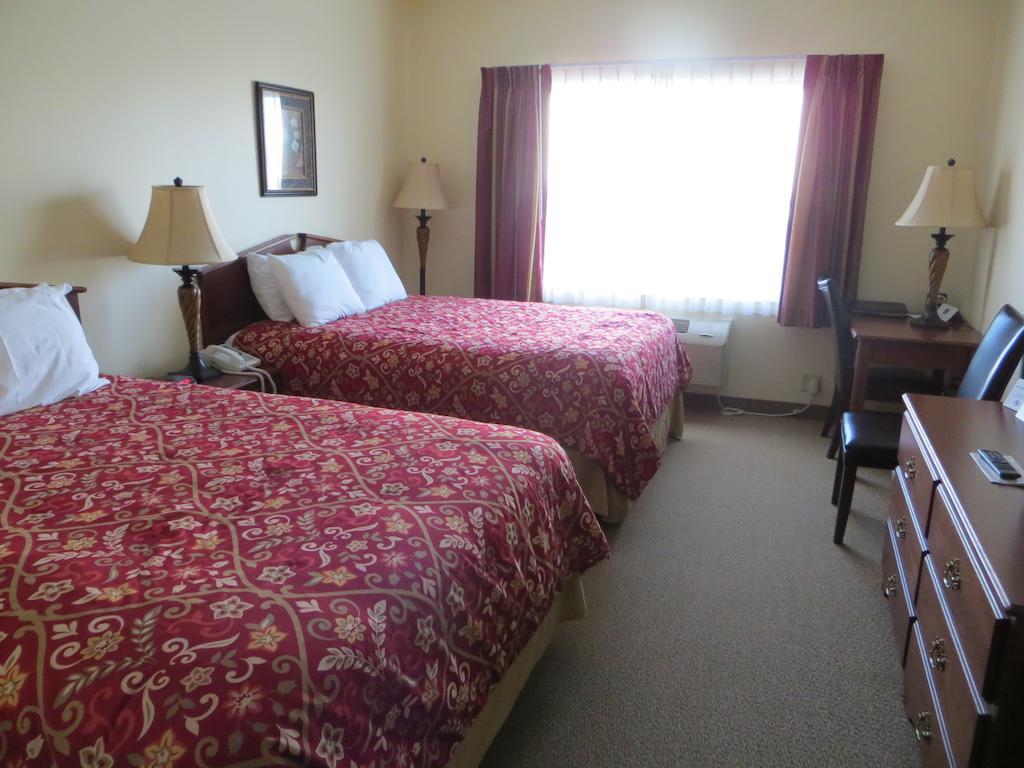 The Edgewood Hotel And Suites Fairbury Oda fotoğraf