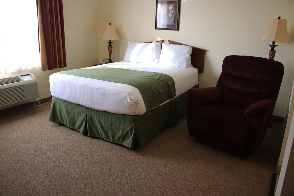 The Edgewood Hotel And Suites Fairbury Dış mekan fotoğraf