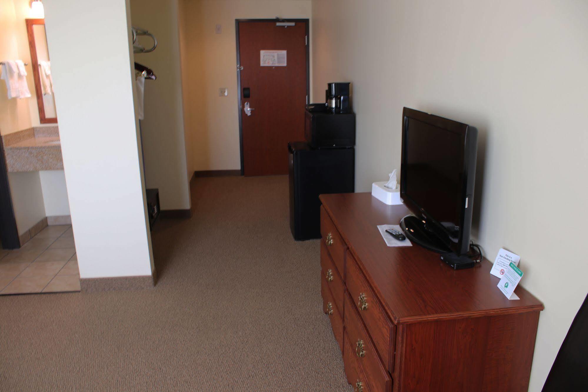 The Edgewood Hotel And Suites Fairbury Dış mekan fotoğraf