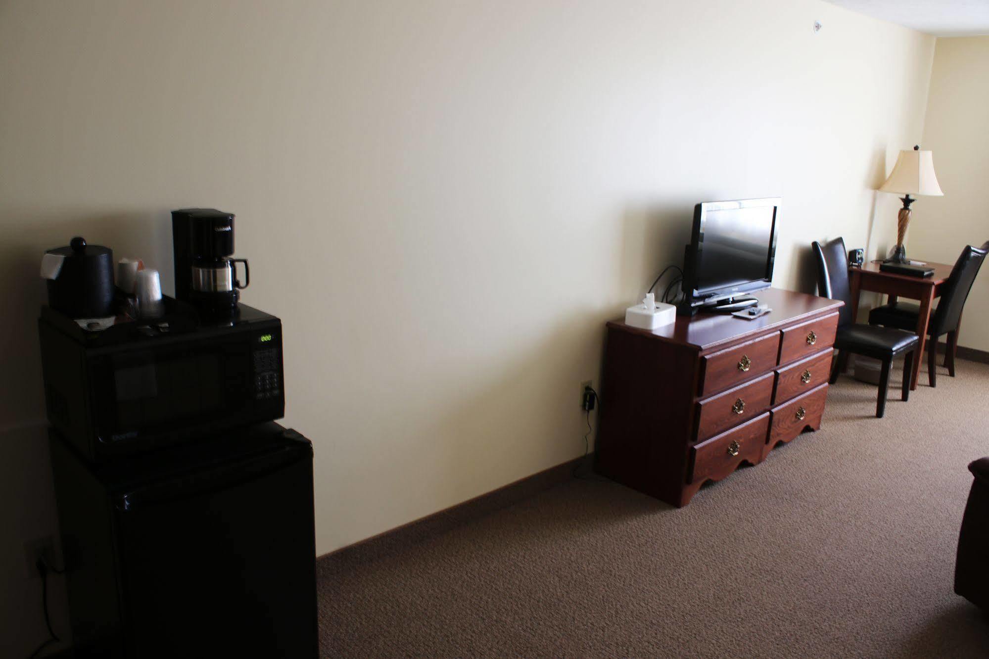 The Edgewood Hotel And Suites Fairbury Dış mekan fotoğraf