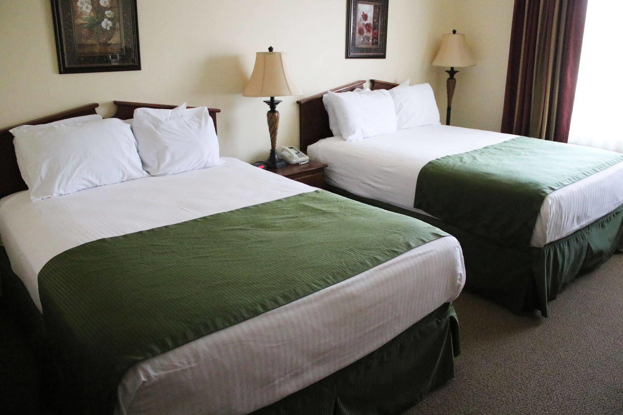 The Edgewood Hotel And Suites Fairbury Dış mekan fotoğraf
