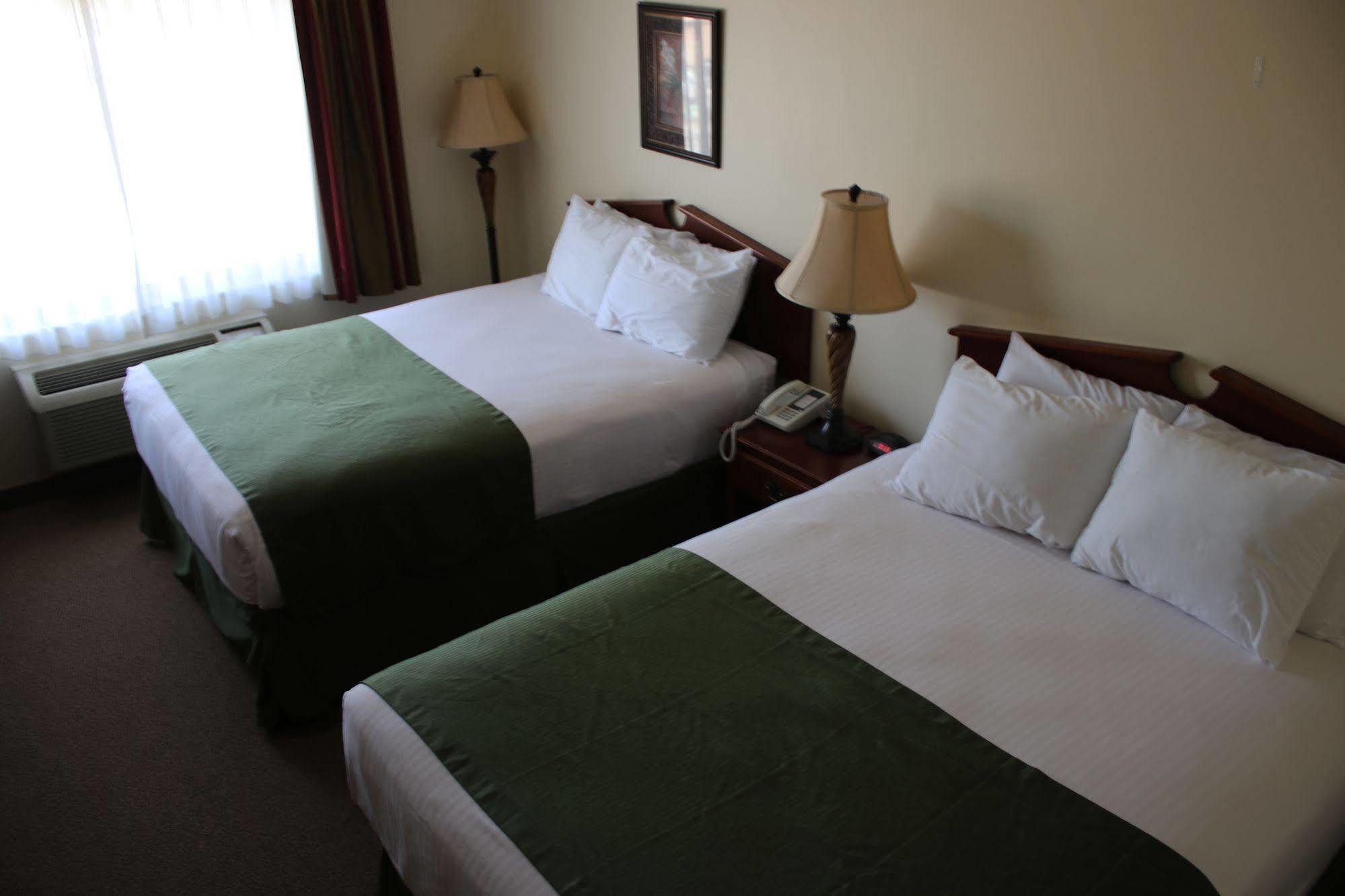 The Edgewood Hotel And Suites Fairbury Dış mekan fotoğraf