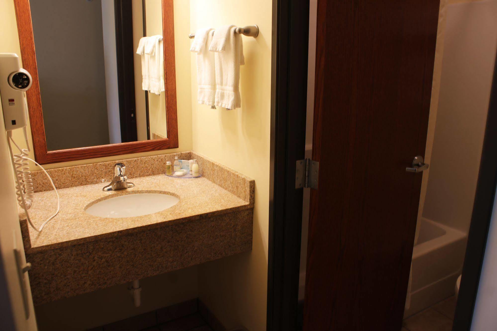 The Edgewood Hotel And Suites Fairbury Dış mekan fotoğraf