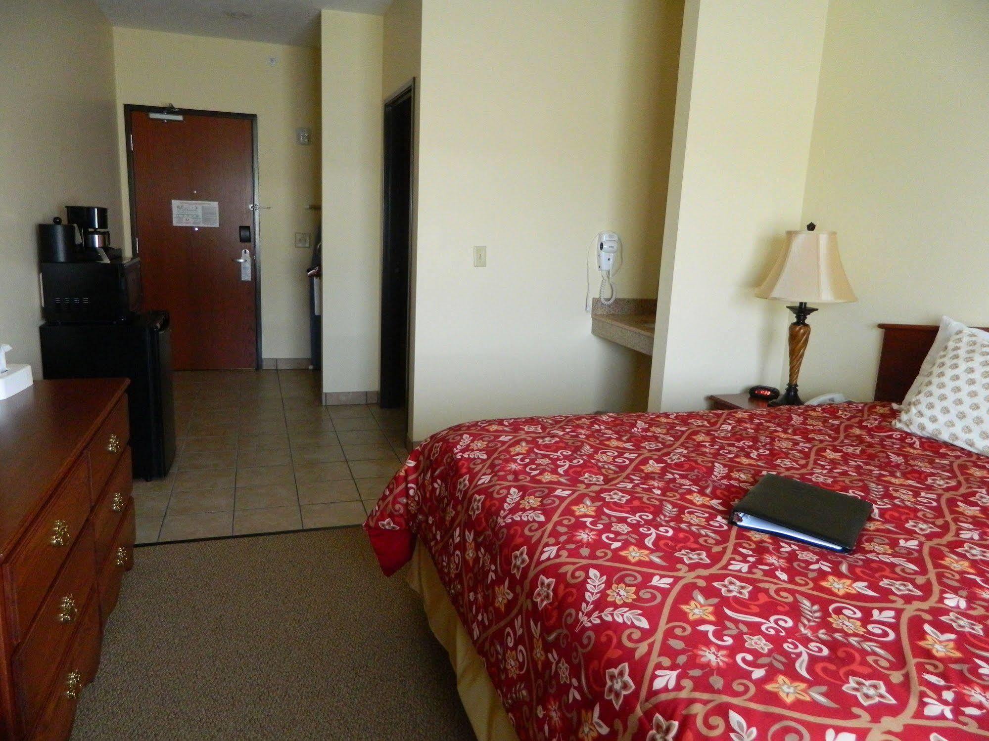 The Edgewood Hotel And Suites Fairbury Dış mekan fotoğraf