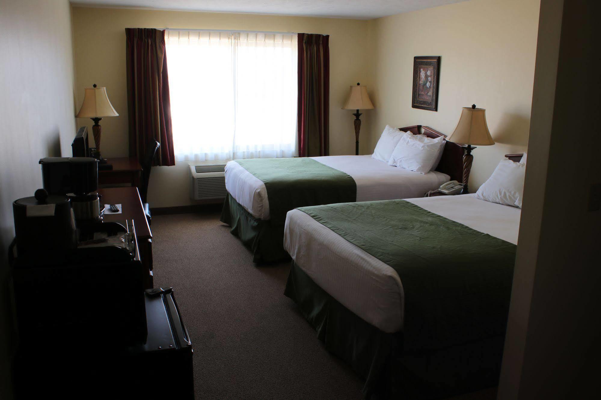 The Edgewood Hotel And Suites Fairbury Dış mekan fotoğraf