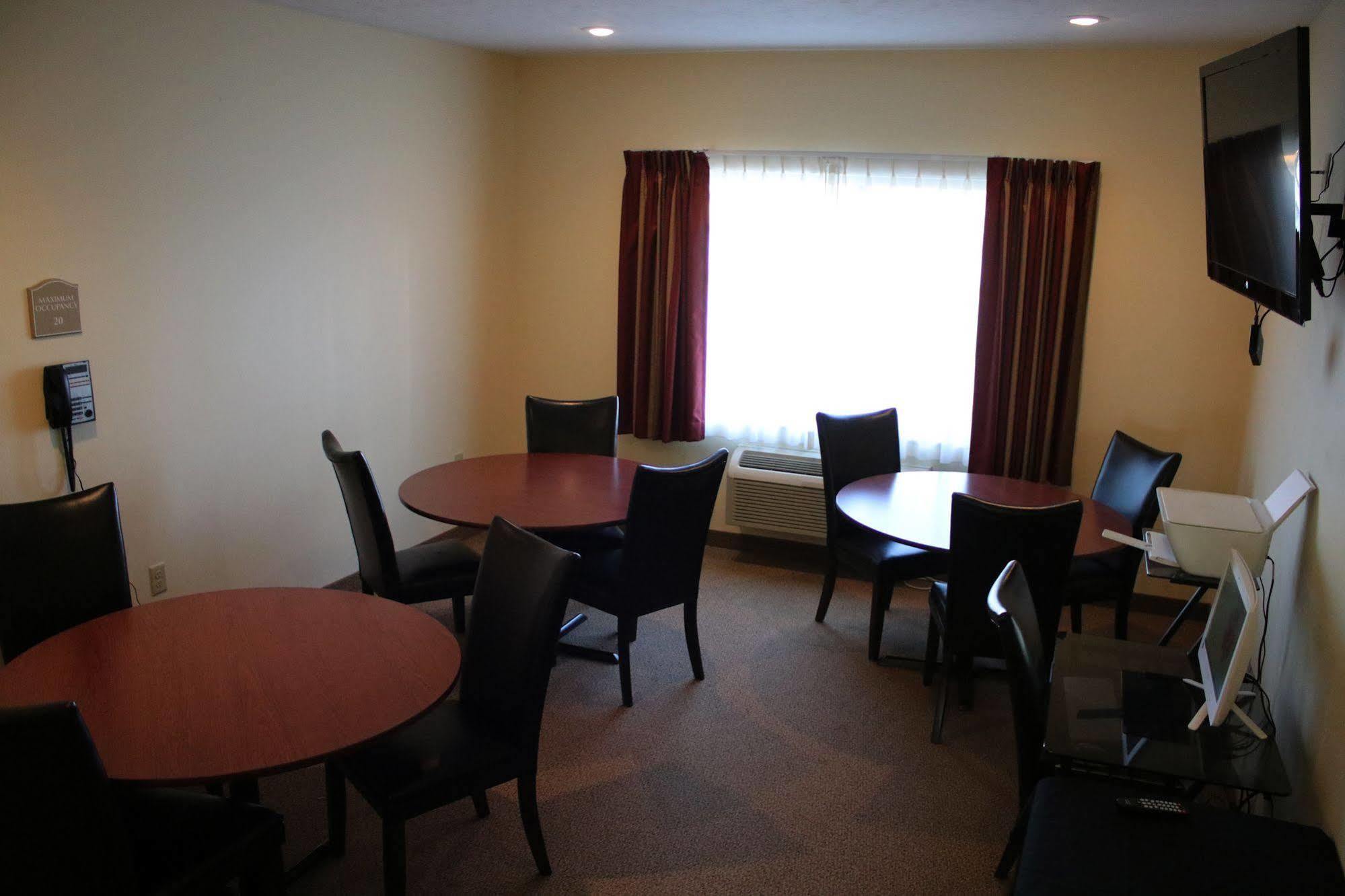 The Edgewood Hotel And Suites Fairbury Dış mekan fotoğraf