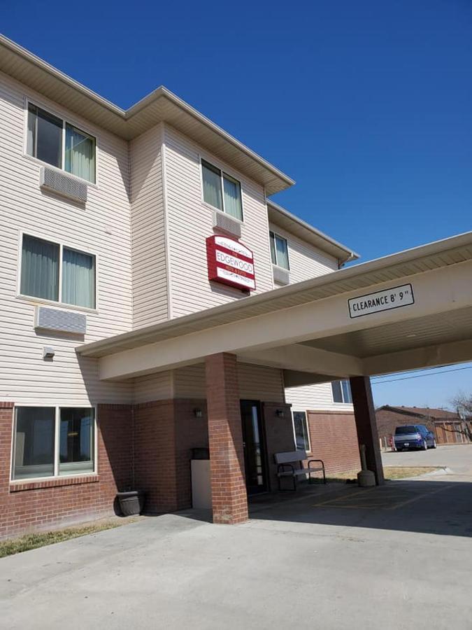 The Edgewood Hotel And Suites Fairbury Dış mekan fotoğraf